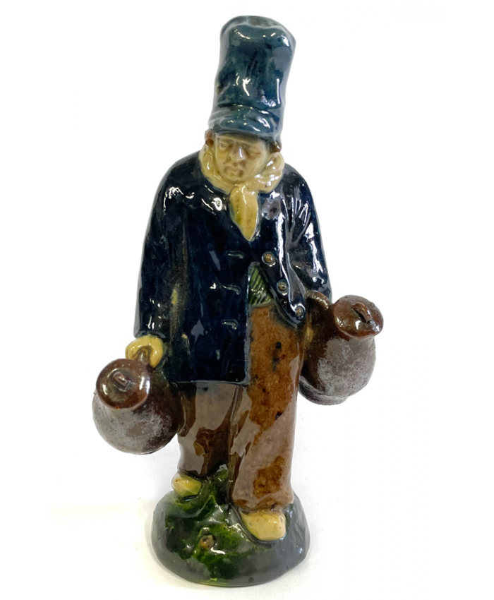 Keramická figurka muže s džbány